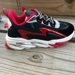 Mazino Sneaker size 6Y